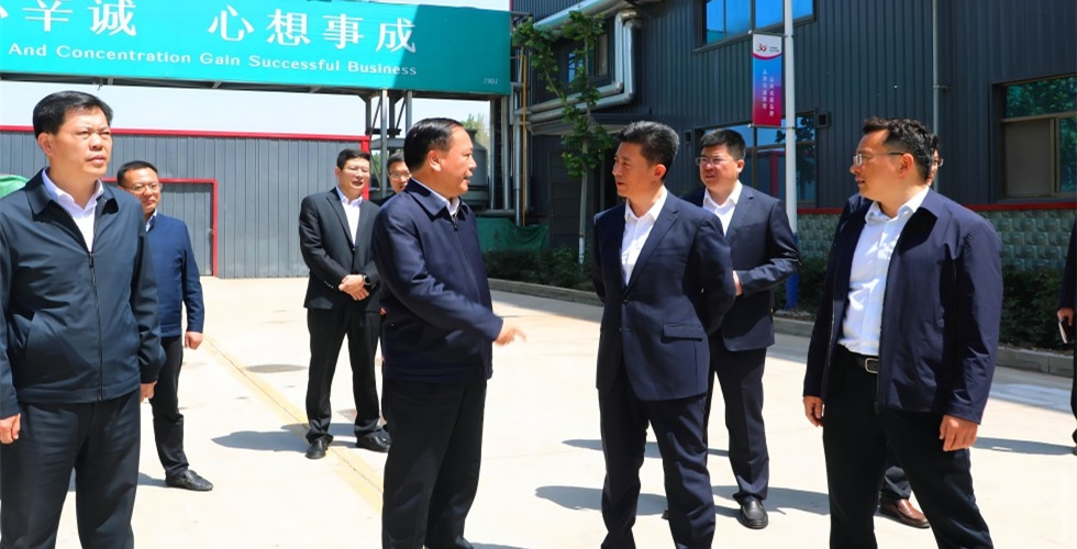 Wang Guangbu, membre du comité permanent du comité municipal de Zaozhuang et secrétaire du parti municipal de Tengzhou, a visité Sincere EcoTech pour des recherches