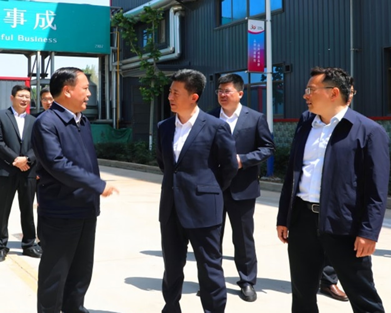 Le membre du Comité du Comité municipal de Zaozhuang et le secrétaire du parti municipal de Tengzhou, Wang Guangbu, a visité Sincere Ecotech pour la recherche